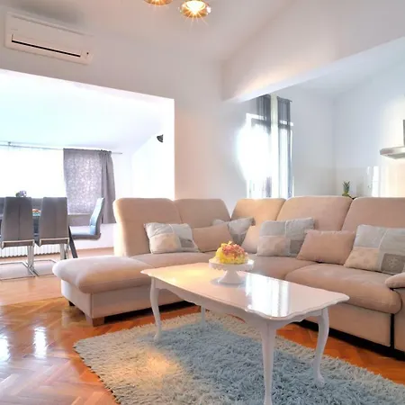 Blue Sky Apartment *